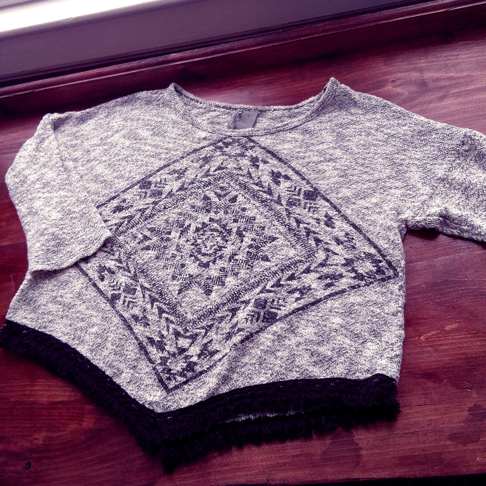 New directions weekend boho sweater w fringe